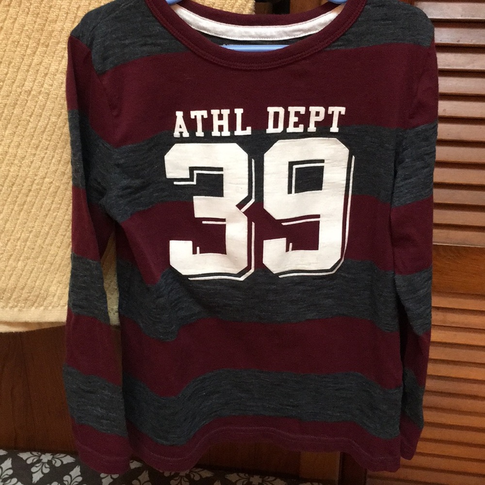 Boys long sleeve tee.  Like new.